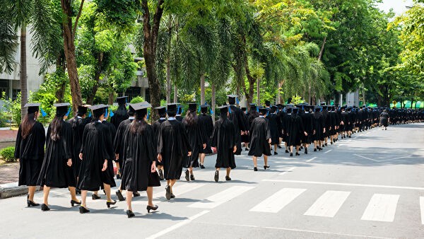 В США школьники получают дипломы во время пандемии