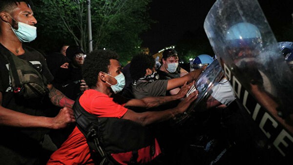 Неподалеку от Белого дома протестующие сожгли машину Неподалеку от Белого дома протестующие сожгли машину