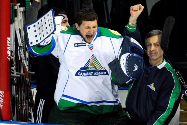 10 лет назад в Екатеринбурге чуть не убили вратаря «Салавата Юлаева» 10 лет назад в Екатеринбурге чуть не убили вратаря «Салавата Юлаева»