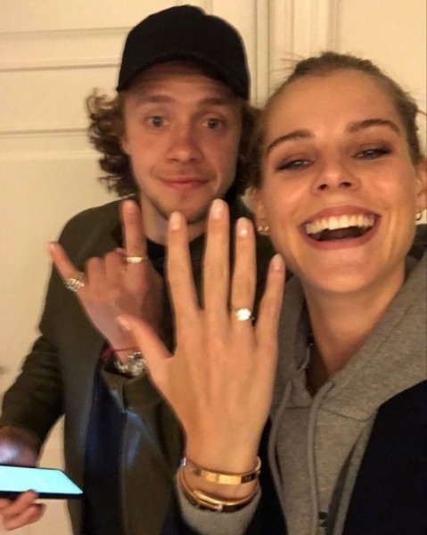 Фото дня. Панарин сделал предложение Алисе Знарок Фото дня. Панарин сделал предложение Алисе Знарок