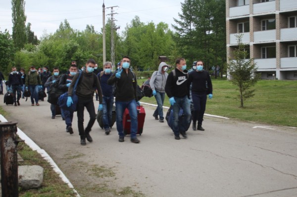 В Башкирии первые 200 вахтовиков после двух недель в обсерваторе возвращаются по домам В Башкирии первые 200 вахтовиков после двух недель в обсерваторе возвращаются по домам