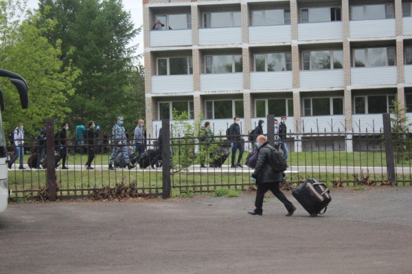 В Башкирии первые 200 вахтовиков после двух недель в обсерваторе возвращаются по домам В Башкирии первые 200 вахтовиков после двух недель в обсерваторе возвращаются по домам