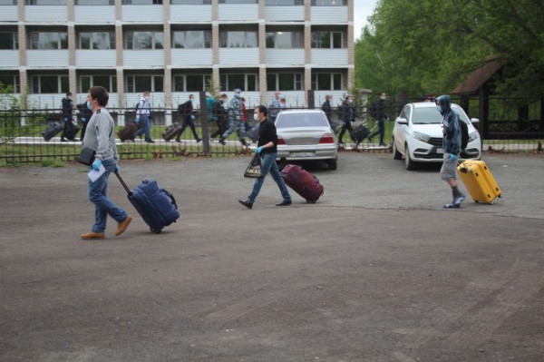 В Башкирии первые 200 вахтовиков после двух недель в обсерваторе возвращаются по домам В Башкирии первые 200 вахтовиков после двух недель в обсерваторе возвращаются по домам