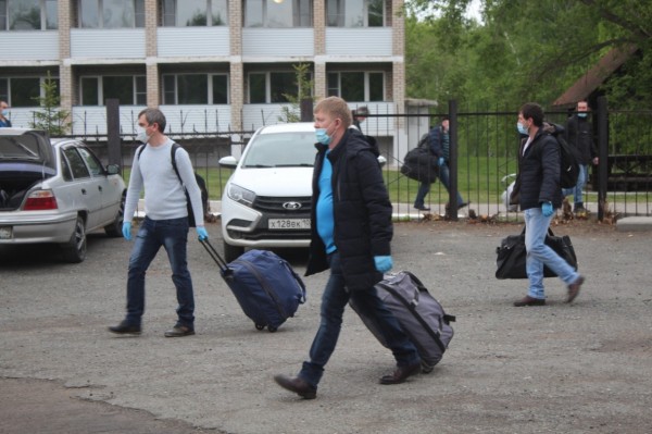 В Башкирии первые 200 вахтовиков после двух недель в обсерваторе возвращаются по домам В Башкирии первые 200 вахтовиков после двух недель в обсерваторе возвращаются по домам