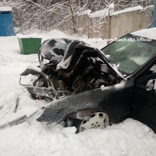 В Башкирии водитель иномарки наехал на ворота кладбища (ФОТО) 