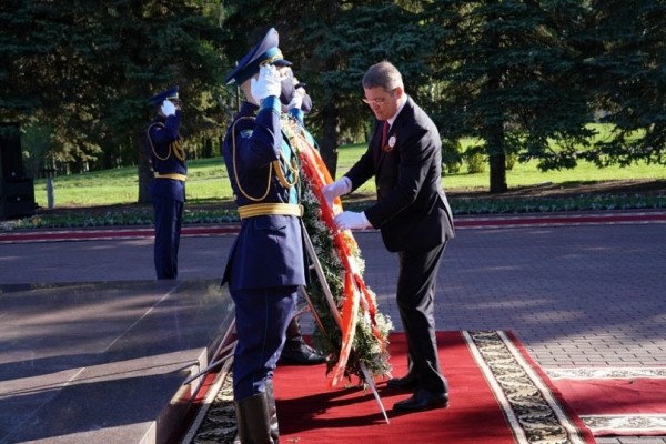 В Уфе Радий Хабиров возложил цветы к Вечному огню в парке Победы В Уфе Радий Хабиров возложил цветы к Вечному огню в парке Победы