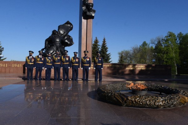 В Уфе состоялась церемония возложения цветов к Вечному огню