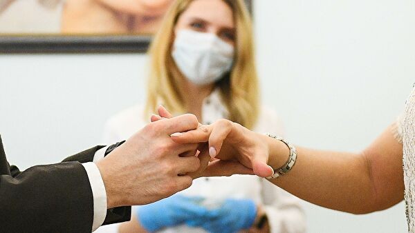 В России из-за коронавируса резко сократилось число разводов и браков