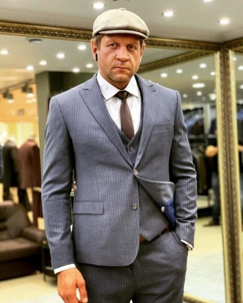 Александр Емельяненко выложил видео своих пьяных приключений Александр Емельяненко выложил видео своих пьяных приключений