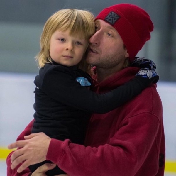 «К поправкам подтянулись самые крупные и самые мелкие гномы России». Невзоров раскритиковал Евгения Плющенко 