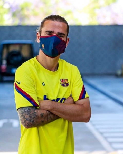 Пять футболистов и два тренера «Барселоны» переболели коронавирусом 