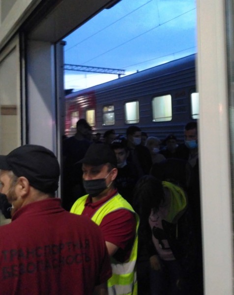 В Уфе на железнодорожном вокзале устроили столпотворение