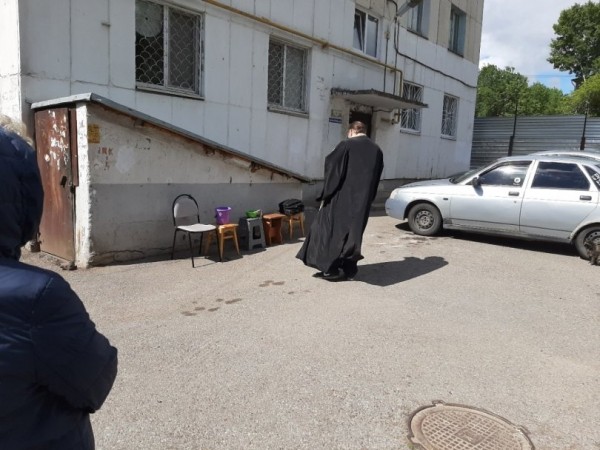 В Уфе священник окропил святой водой разрушающийся дом 