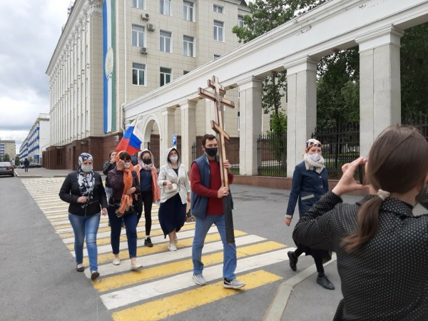 В Уфе священник окропил святой водой разрушающийся дом 