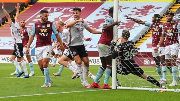 Вратарь «Астон Виллы» упал с мячом за линию ворот. Арбитр встречи не засчитал гол из-за ошибки VAR (ВИДЕО) Вратарь «Астон Виллы» упал с мячом за линию ворот. Арбитр встречи не засчитал гол из-за ошибки VAR (ВИДЕО)