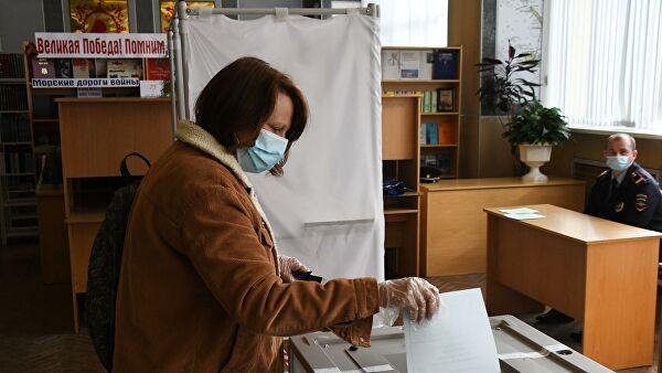 На Урале открылись участки для голосования по поправкам в конституцию На Урале открылись участки для голосования по поправкам в конституцию