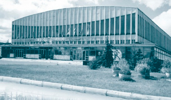 На каких аренах играли и сейчас играют команды КХЛ