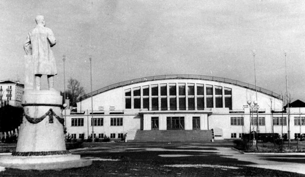 На каких аренах играли и сейчас играют команды КХЛ