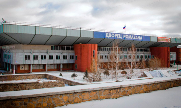 На каких аренах играли и сейчас играют команды КХЛ