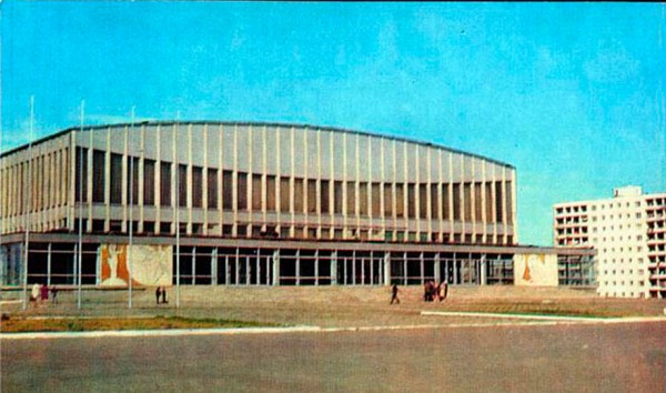 На каких аренах играли и сейчас играют команды КХЛ