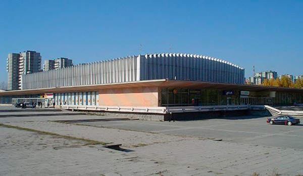 На каких аренах играли и сейчас играют команды КХЛ