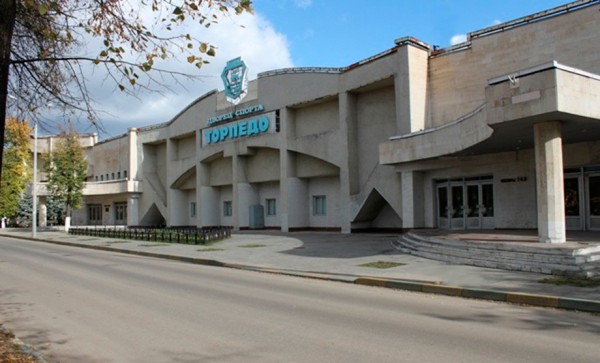 На каких аренах играли и сейчас играют команды КХЛ