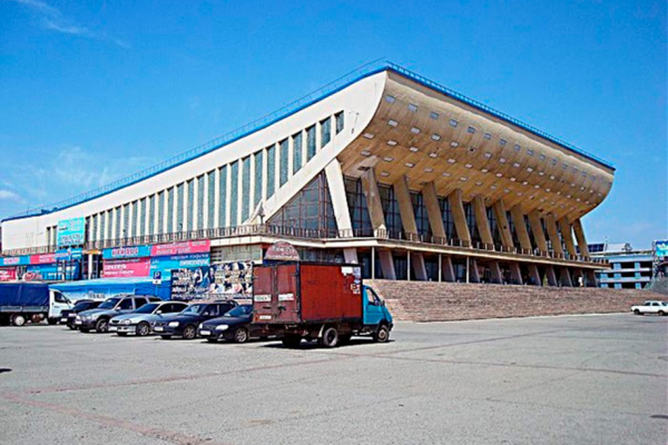 На каких аренах играли и сейчас играют команды КХЛ