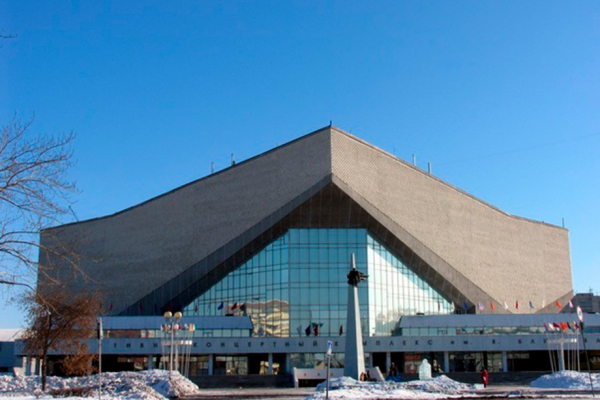 На каких аренах играли и сейчас играют команды КХЛ