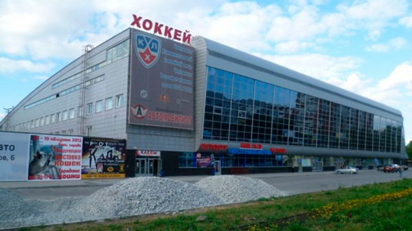 На каких аренах играли и сейчас играют команды КХЛ