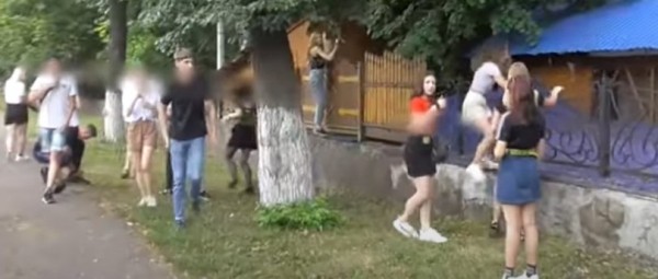 Подростки устроили массовую вечеринку прямо на улице в одном из городов Башкирии 