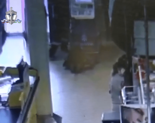 В Уфе попало на видео то, как вор утаскивает банкомат В Уфе попало на видео то, как вор утаскивает банкомат