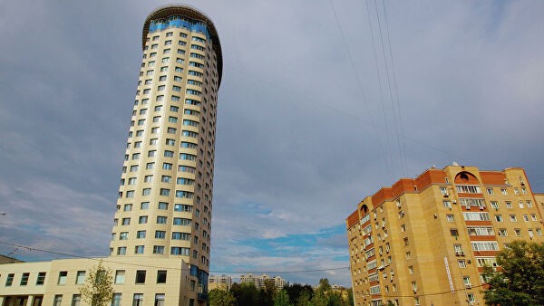 В Москве стекло сорвалось с 40-го этажа жилого дома