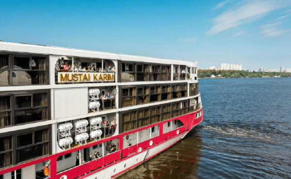 Круизный лайнер «Мустай Карим» отправился в первый рейс