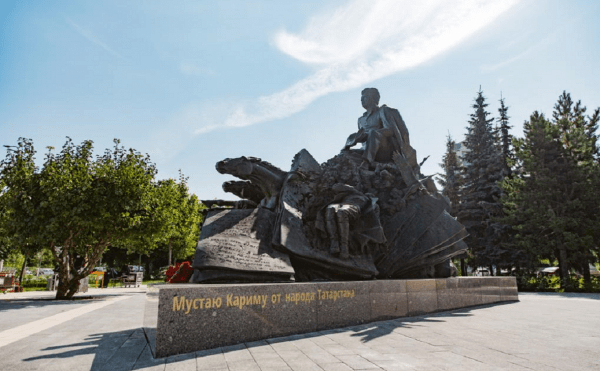 В Казани открыли памятник Народному поэту Башкортостана Мустаю Кариму