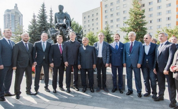 В Казани открыли памятник Народному поэту Башкортостана Мустаю Кариму