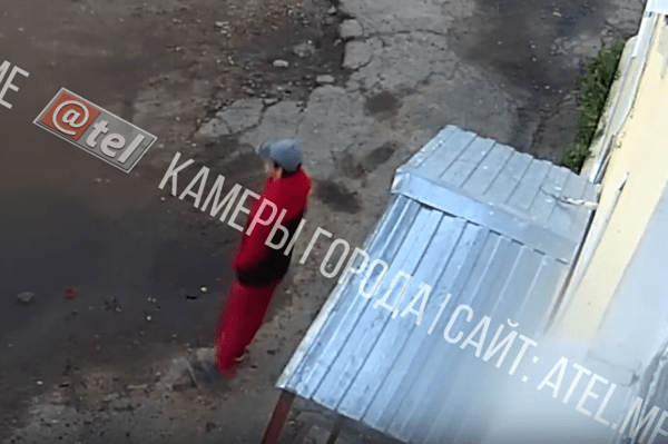 Подозреваемого в убийстве девочек в Рыбинске засняли у пункта полиции