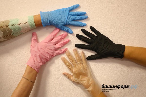 Главный инфекционист России назвал ношение перчаток неэффективной мерой