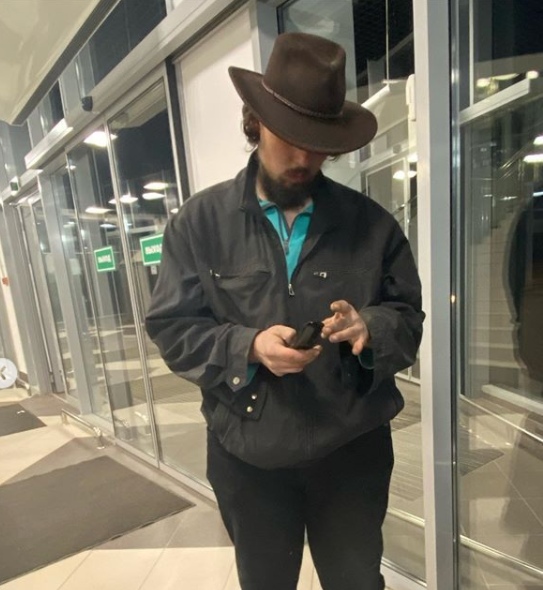 Жителей Уфы испугал мужчина, который волоком тащил тело в лес (ВИДЕО) 