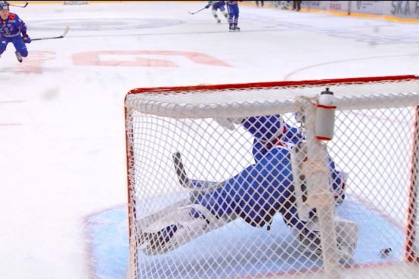 Сакари Маннинен забросил курьёзную шайбу в матче СКА – «Салават Юлаев» Сакари Маннинен забросил курьёзную шайбу в матче СКА – «Салават Юлаев»