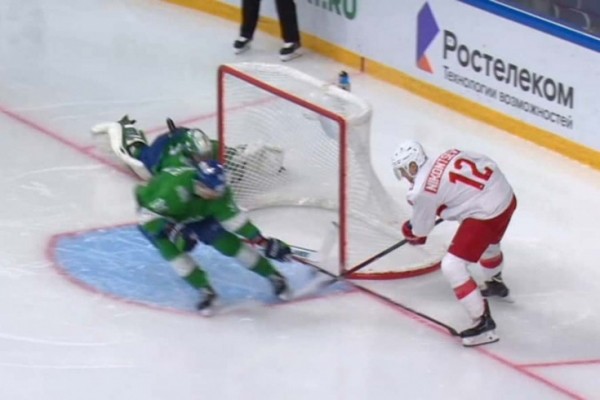 Юха Метсола привёз гол сам себе в матче «Салавата» со «Спартаком» Юха Метсола привёз гол сам себе в матче «Салавата» со «Спартаком»