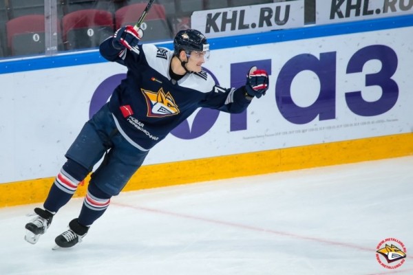 Нападающий «Металлурга» Прохоркин подрался с ассистентом главного тренера Гольцем Нападающий «Металлурга» Прохоркин подрался с ассистентом главного тренера Гольцем