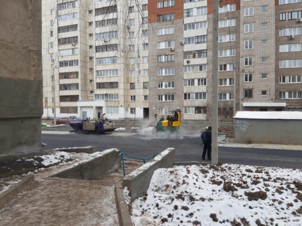 Жительница Уфы пожаловалась на укладку асфальта в снег 