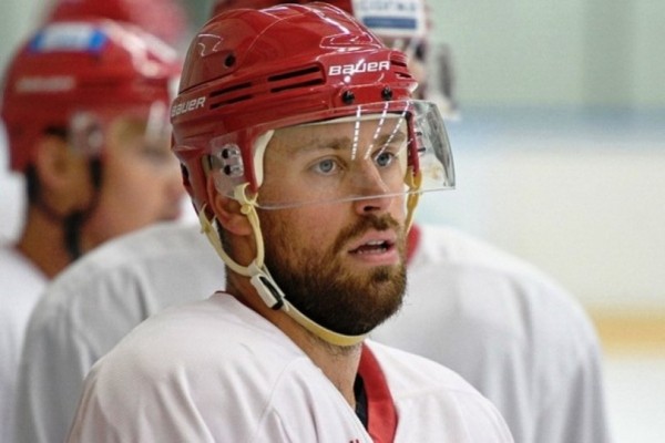 Комаров и Лещенко устроили драку в матче «Куньлунь» – «Авангард» Комаров и Лещенко устроили драку в матче «Куньлунь» – «Авангард»