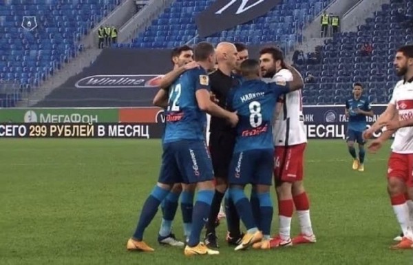 «Зенит» – «Спартак». Дзюба устроил потасовку с Джикией (ВИДЕО) «Зенит» – «Спартак». Дзюба устроил потасовку с Джикией (ВИДЕО)